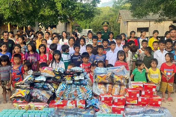 Gia đình chơi game bài 98vin